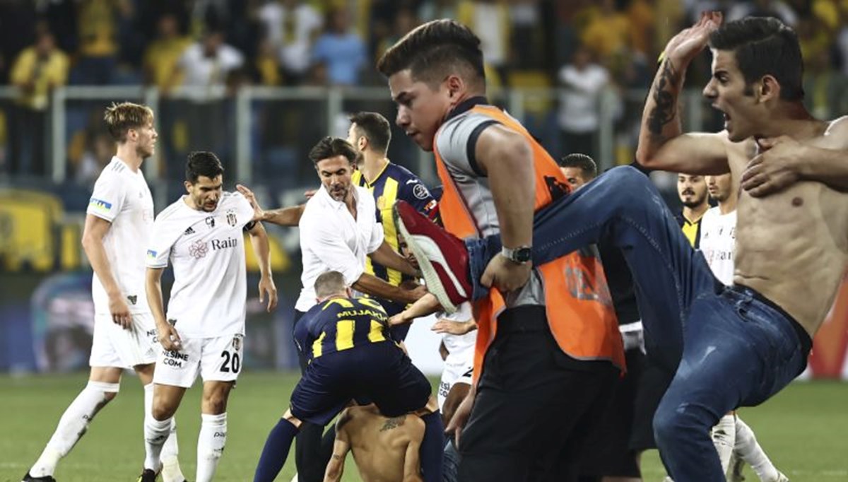 Ankaragücülü taraftar Beşiktaşlı futbolculara saldırdı: Beşiktaş yönetimi, Souza'nın kırmızı kartının iptalini istiyor